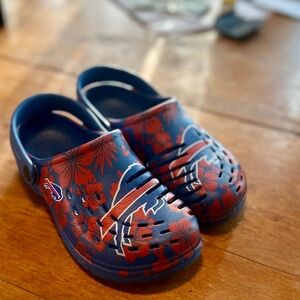 Buffalo Bills Crocs/ Clogs 5 Youth FOCO brand